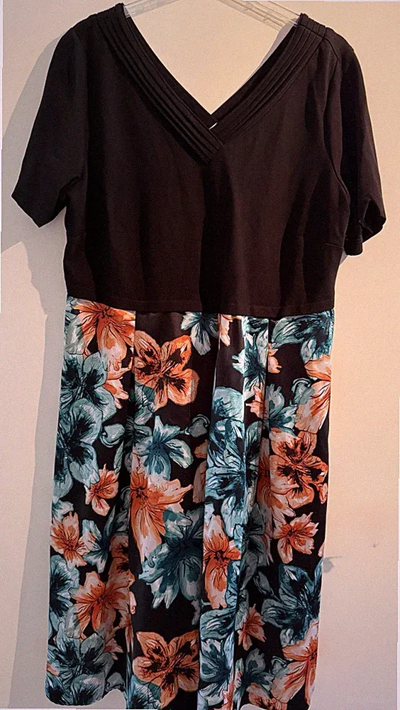 Sheego Kleid Gr. 46 Blumen V-Ausschnitt Kurzarm knieumspielend Schwarz