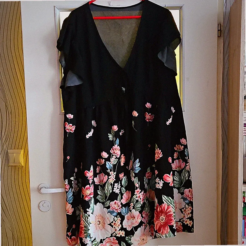 SHEIN CURVE Damen A-Linien-Kleid schwarz Blumen V-Ausschnitt Rüschen 4XL