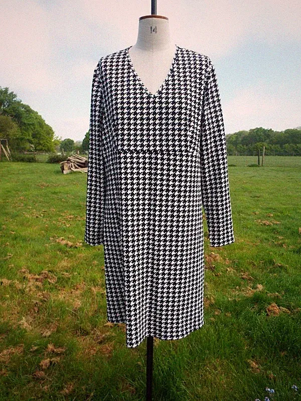 SHEIN CURVE schickes schwarz-weißes Stretchkleid mit Hund/Hundezahn Karo 3XL neu ohne Etikett
