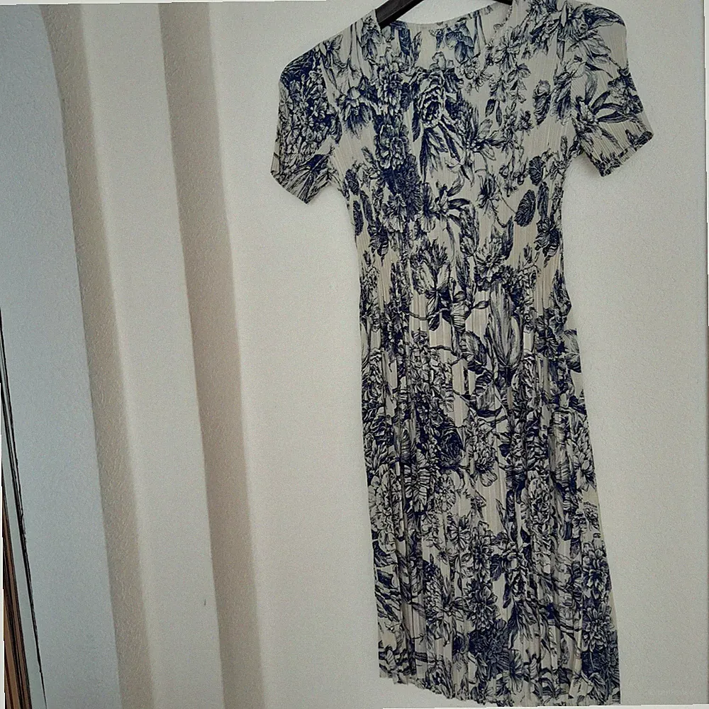 Sommerkleid Leichte Sommer Stoff Ungefutter. Neu. Plissees Gr.M