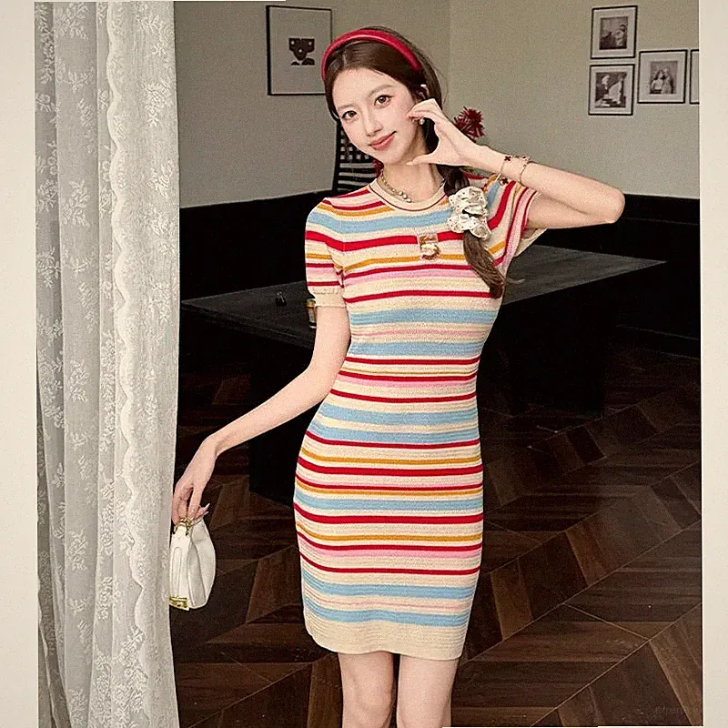 Sommerkleid Mit Regenbogenstreifen Kurz Elastisch Mit Kurzen Ärmeln CF45875