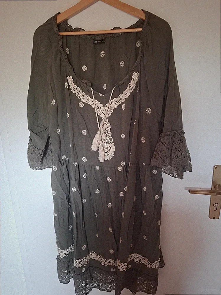 Sommerkleid mit Spitze und Stickereien