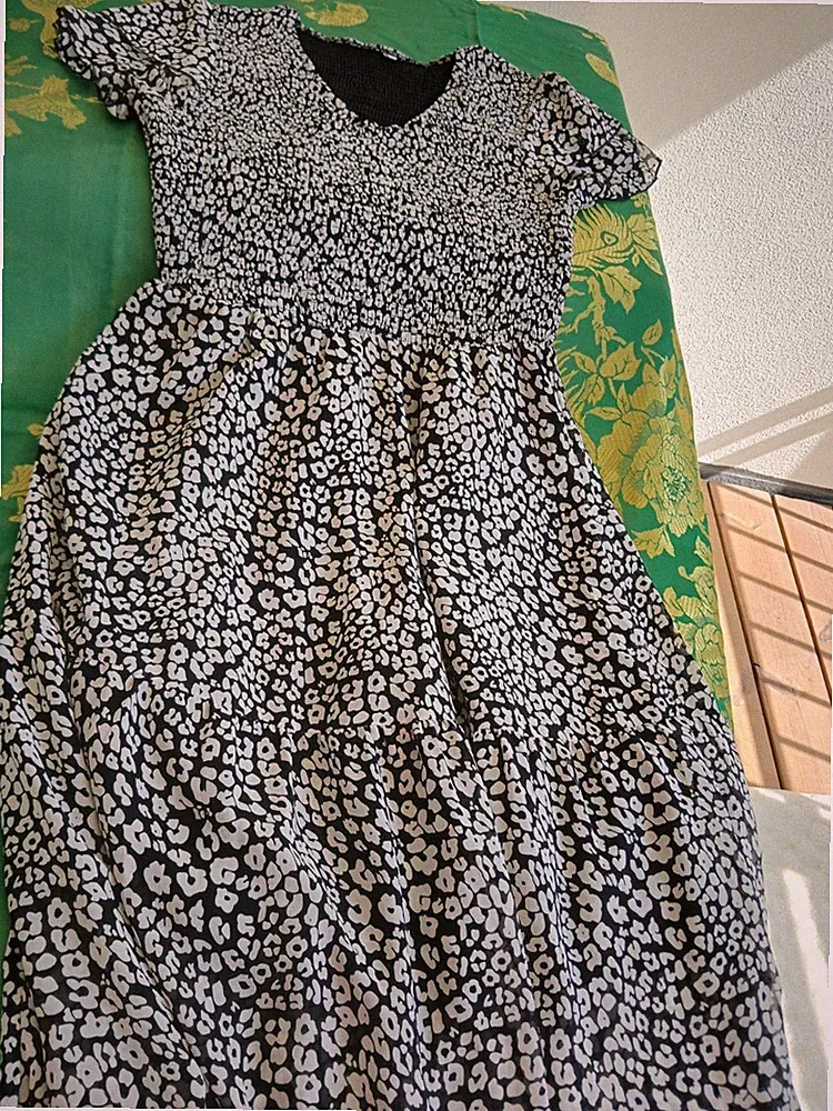 Sommerkleid mit Streublümchen wadenlang Gr. M