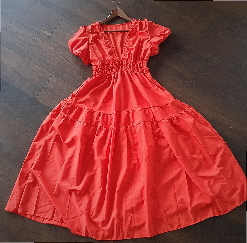 Sommerkleid mit tiefem V-Ausschnitt. Auf Taille geschnitten. Weiter Rock.