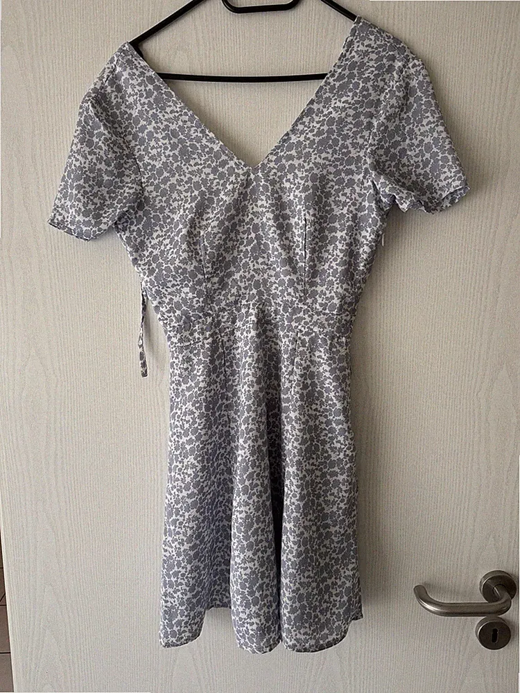 Sommerkleid NA-KD Grau Weiß Mit Tollen Rücken Gr. 32
