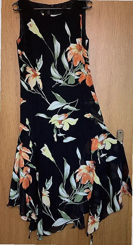 Sommerkleid, schwarz mit Blumen, Gr. 36, knöchellang, A-Linie Rock Zipfellagig