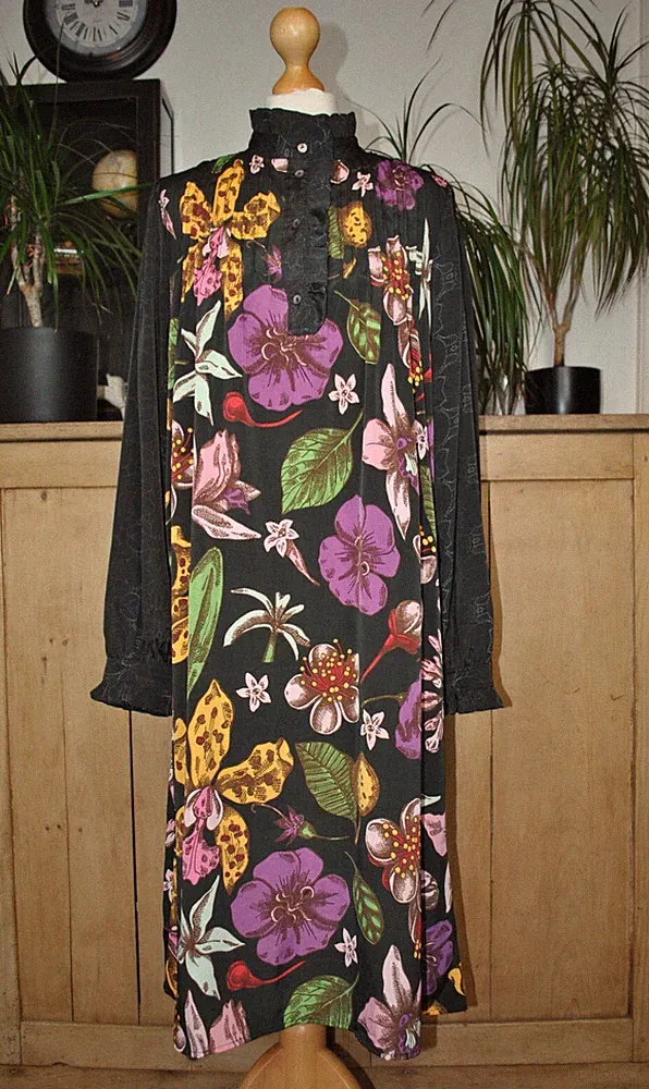Soul Kathrine schwarzes geblümtes A-Linien Kleid Gr. M/L seidiges Gefühl Rüschenausschnitt Designer