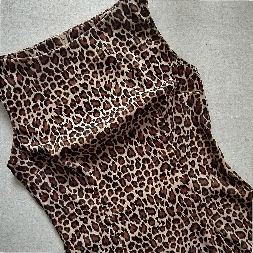 SPLURGE Kleid / wie NEU / Gr.122 / Etuikleid Eng Ärmellos / Leopard Beige Braun