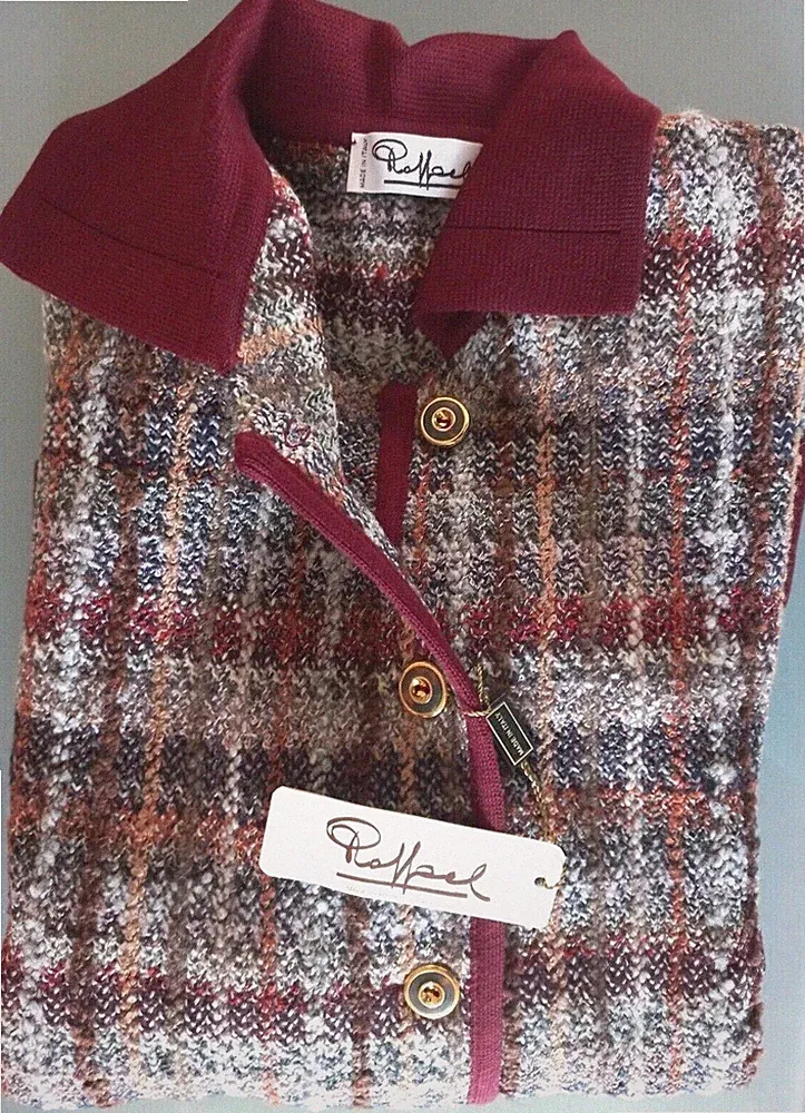 Strickjacke aus Woll-Alpaka-Mischung mit Kragen. Raffael