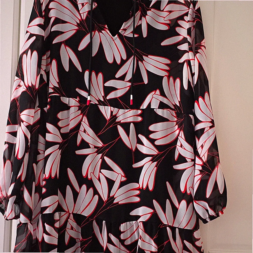 Su Za Damen A-Linie Kleid Gr. XL schwarz/weiß/rot Blumen Chiffon V Langarm