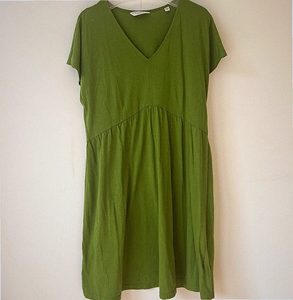 Tchibo Damen Kleid Midi A-Linie grün V-Ausschnitt Kurzarm Jersey M 40/42