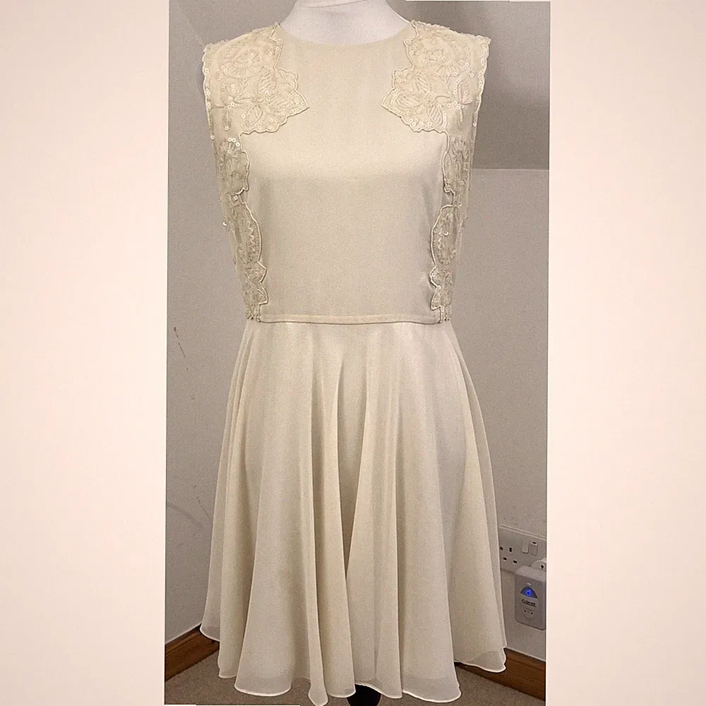 Ted Baker Chiffon Skater Kleid Creme Weiß TED 3 Größe 12 Ärmellos Pailletten Top
