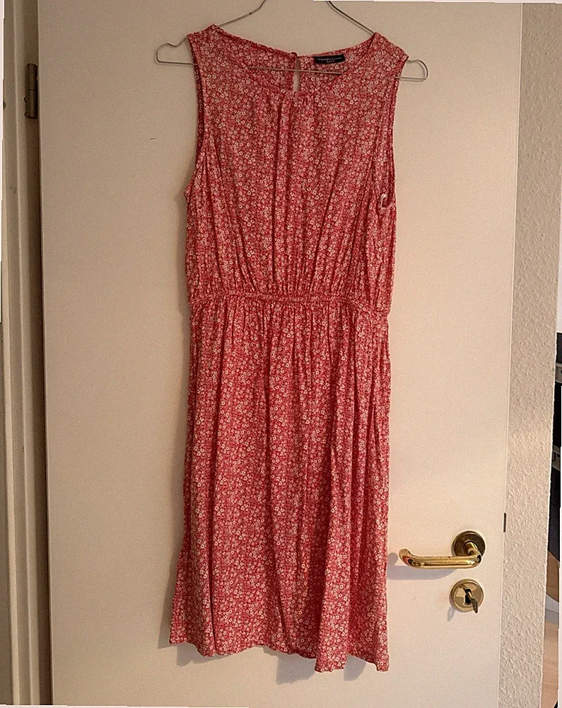 TESSENTIALS Damen Midi A-Linie Kleid rot/weiß Blumen ärmellos S Knopf