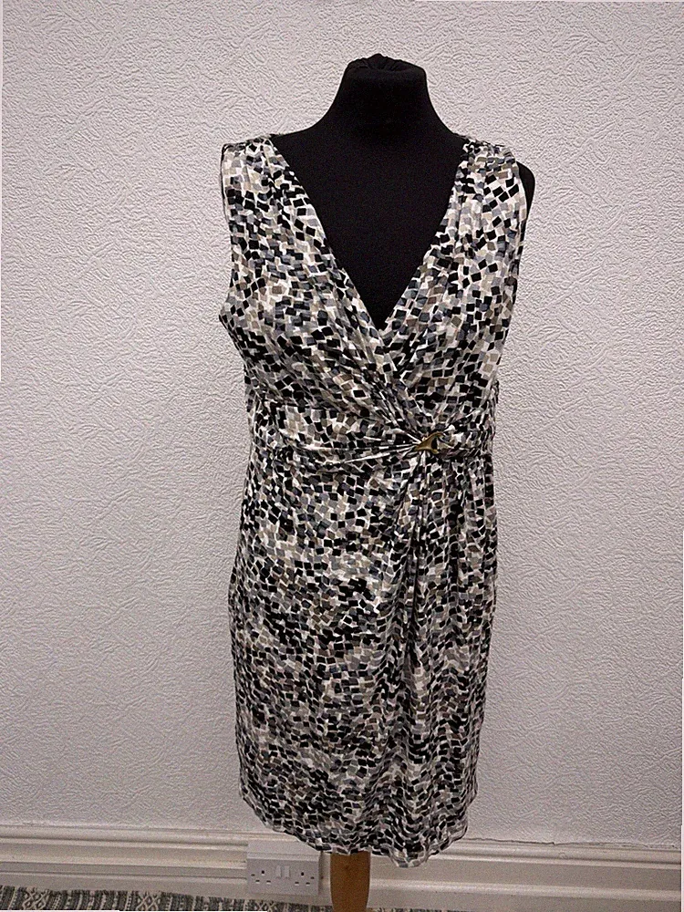 Tiana B New York Gr. 18 Kleid Jersey Anlass Hochzeit Gast Stretch V-Ausschnitt Neu