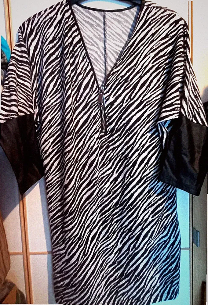 Tolles Kleid im Zebralook vorne Reißverschluss Ärmel mit Kunstleder Gr. S neuw.
