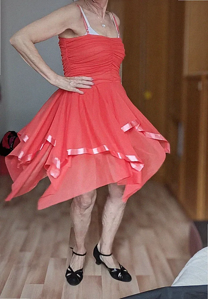 Tolles Kleid Lachs-farbig, Gr.40 mit Volant zum Tanzen od einfach für den Sommer