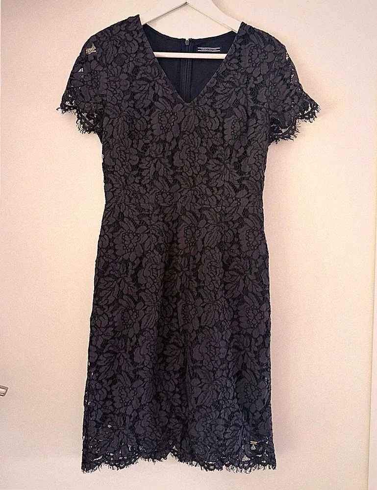 Tommy Hilfiger Etuikleid Spitze schwarz Blumen V-Ausschnitt Kurzarm Gr. 6 RV