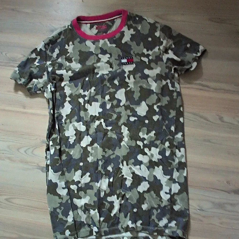 Tommy Jeans Damen T-Shirt Kleid Camouflage Rundhals Kurzarm Logo M