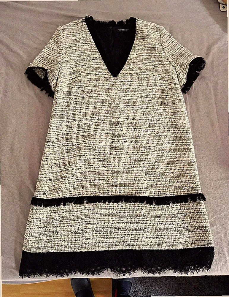 TWINSET Tweed Etuikleid Kurzarm V-Ausschnitt Fransen Spitze Schwarz/Weiß Gr. 48