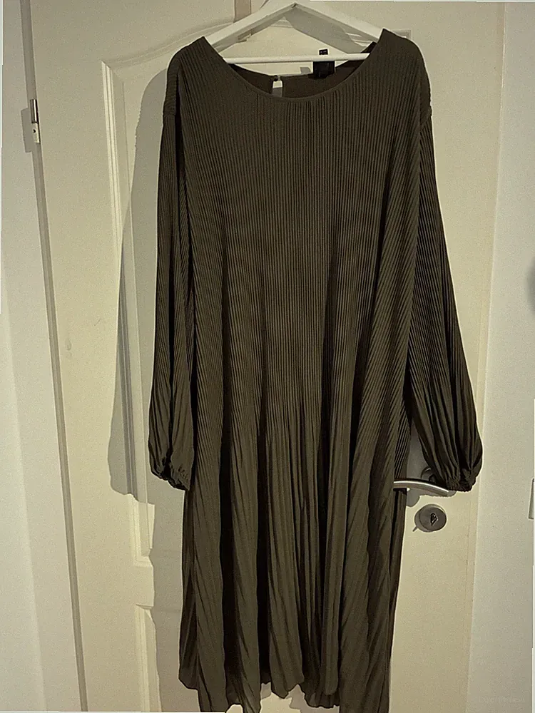 Ulla Popken Plissee- Kleid Gr. 50/52 oliv - wie neu A- Linie