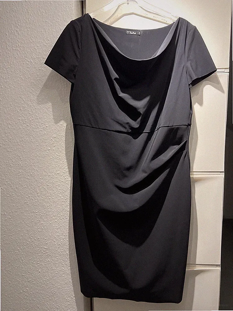 Vera Mont Etuikleid, schwarz, Gr. 46, elastisch, mit Wasserfallausschnitt