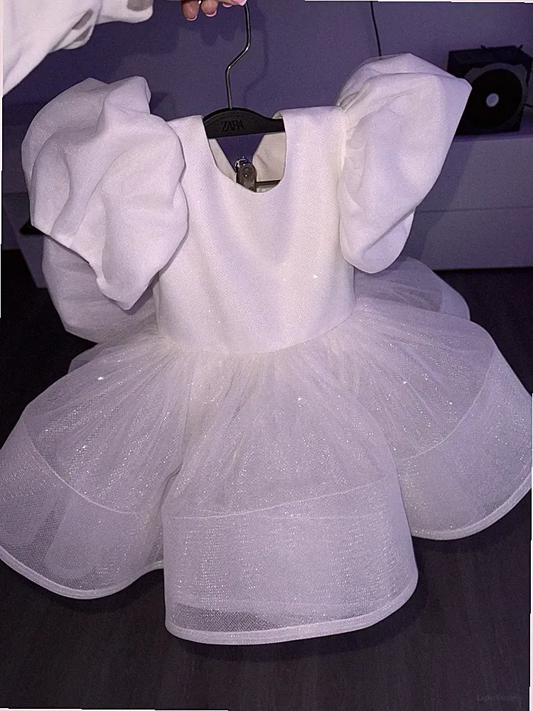 Verkaufe ein Babykleid für ein einjähriges Kind.