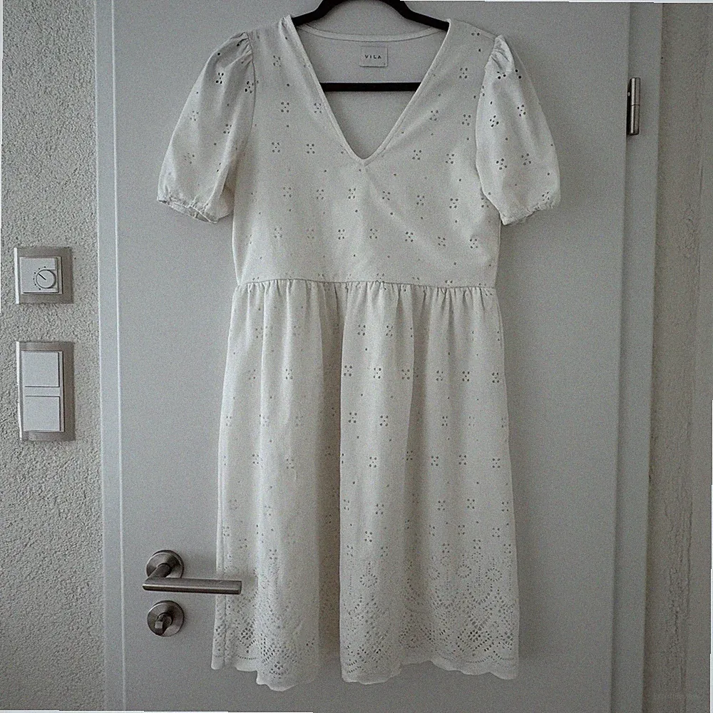 VILA Damen A-Linien-Kleid weiß Lochmuster Stickerei V-Ausschnitt Midi S