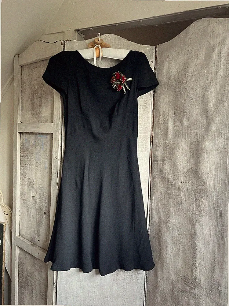 Vintage Moschino Kleid, seltene LBD Erdbeeren Applikationen günstig und schick / UK12/US10
