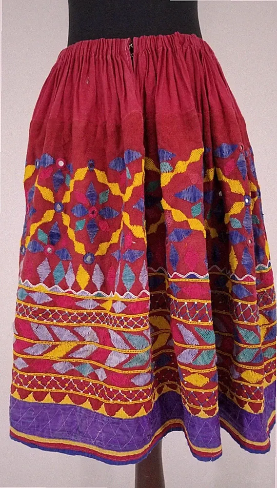 Vintage traditioneller indischer Banjara bestickter Spiegelrock 122 x 63 cm