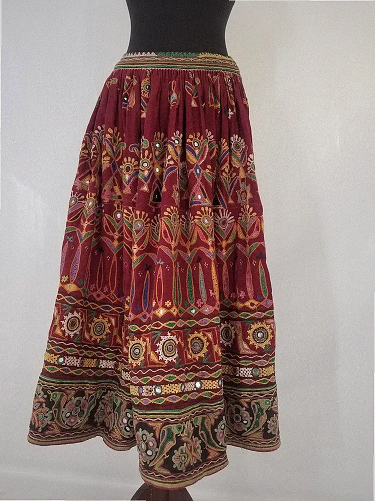 Vintage traditioneller indischer Banjara Stamm handbestickter Spiegelrock