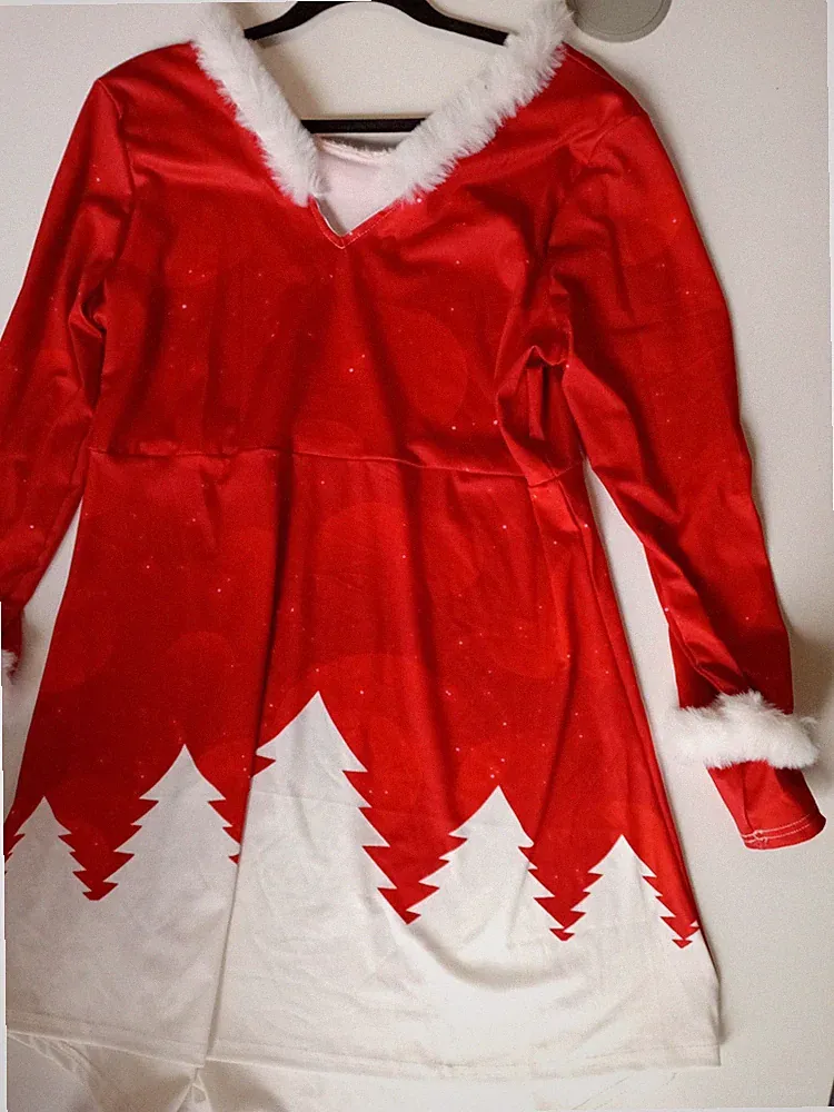 Weihnachtsfeierkleid mit weißem Kunstfellbesatz. Custom Location: ACU-096