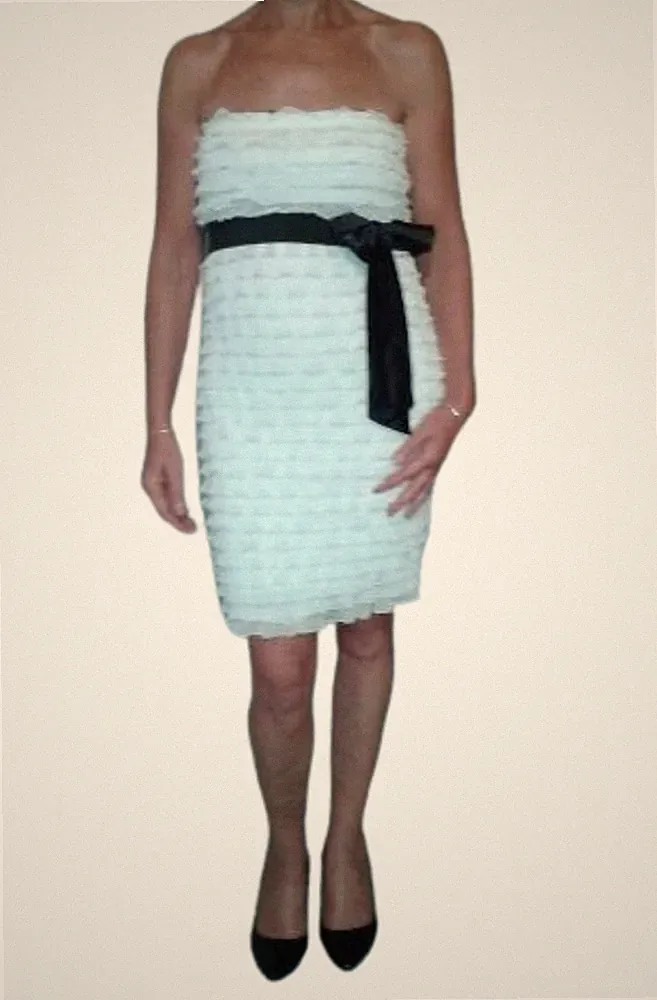 Weißes Bustier Kleid mit Rüschen und Gürtel aus schwarzem Satin. Tally Weijl. Größe 36