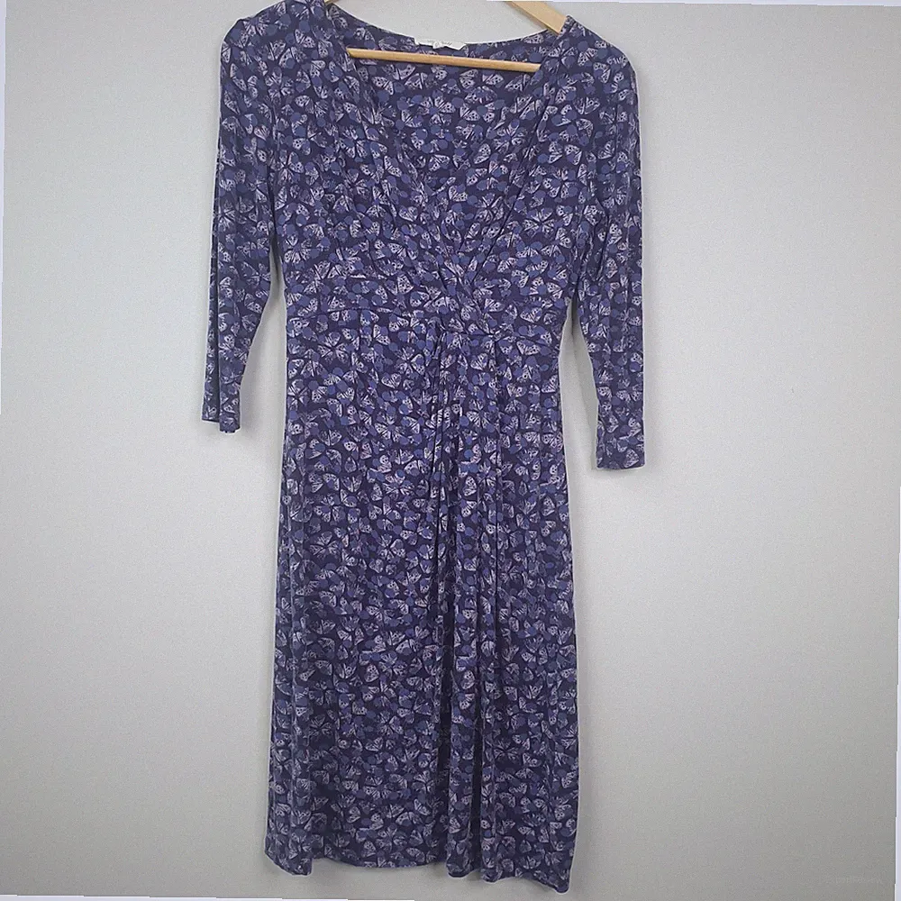 White Stuff Kleid Damen UK 12 lila Schmetterlingsmuster Stretch V-Ausschnitt Freizeit