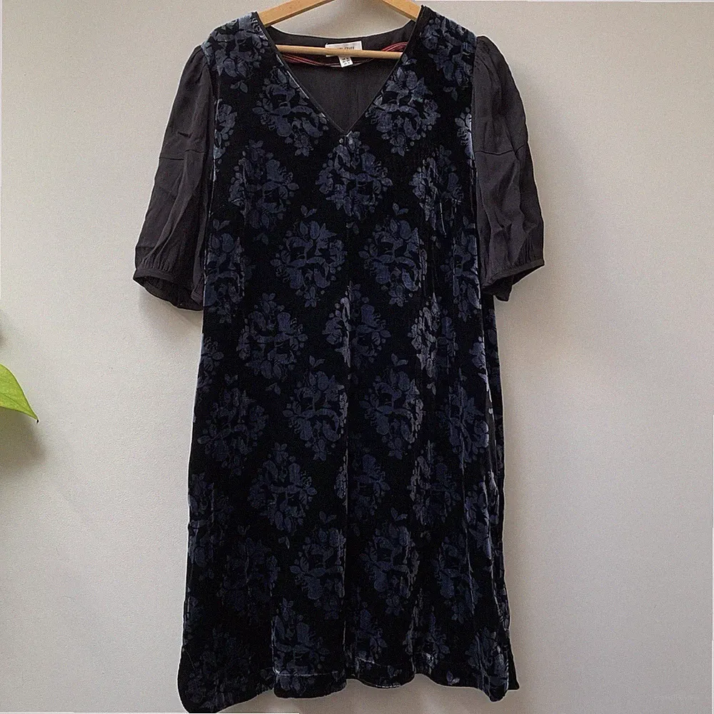 White Stuff Samtkleid Gr. UK 16 schwarz grau geblümt Kurzarm V-Ausschnitt