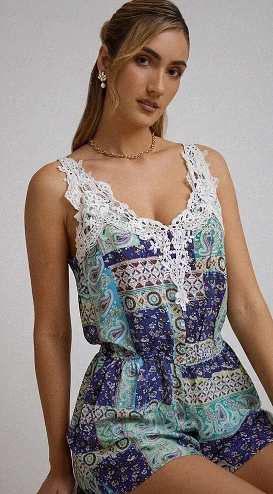 Wunderschöner, eleganter Jumpsuit / Playsuit mit Spitze in Blau-Bunt – NEU