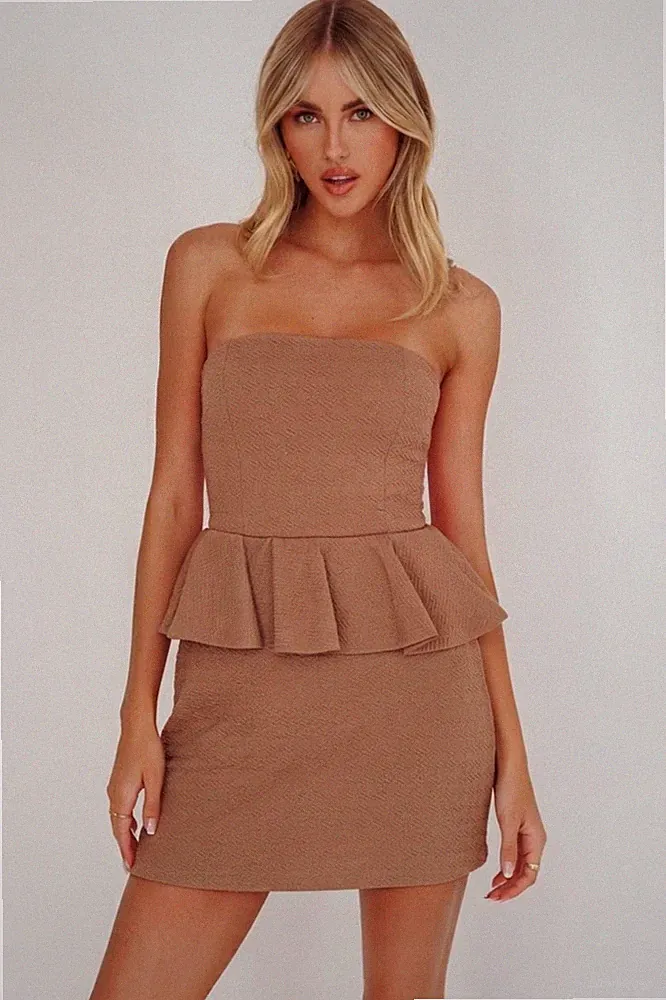Wunderschönes, elegantes Peplum-Minikleid in Beige / Braun – NEU