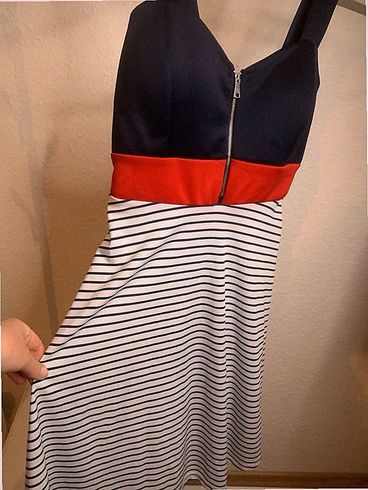 Wunderschönes Sommerkleid im Marine-Stil – Perfekt für den Urlaub! M