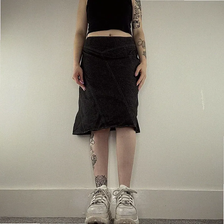 Y2K Vintage Denim Midi Rock dunkelgrau wirbelnde Paspelierung