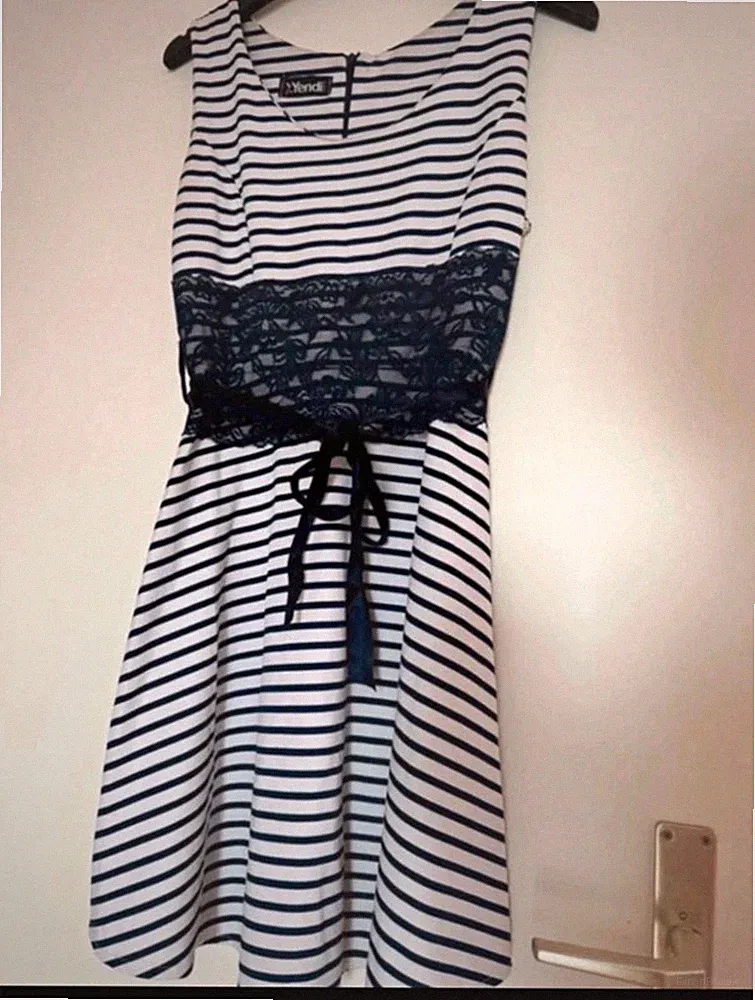 Yendi Damen Kleid Gr. M weiß/blau gestreift knielang V-Ausschnitt Spitze