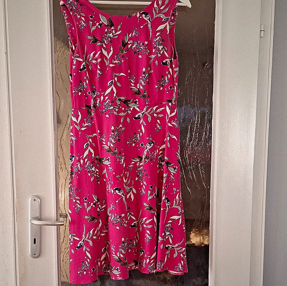 Yessica C&A Fit&Flare A-Linien Kleid Gr. 38 ärmellos Blumen U-Ausschnitt
