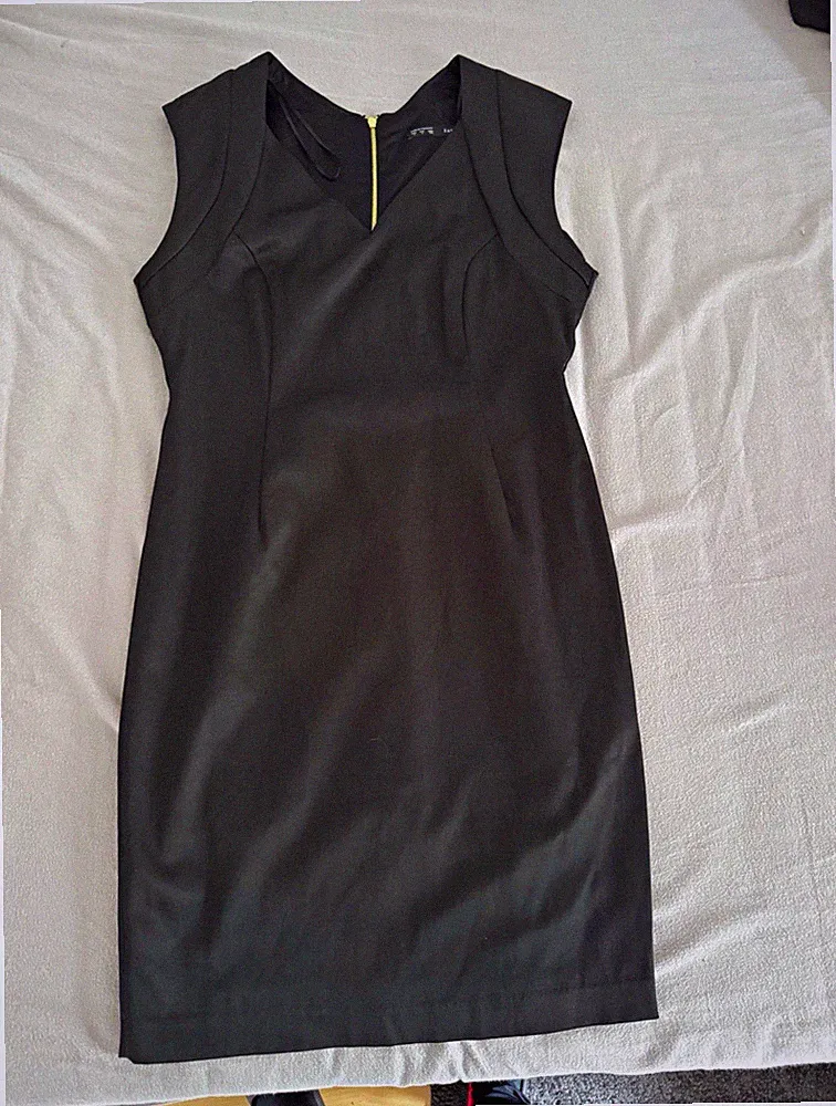 ZARA BASIC Damen Etuikleid Schwarz Gr. L V-Ausschnitt knielang Reißverschluss