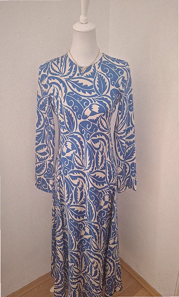 Zara Damen Kleid Midi S blau-weiß geblümt Satin A-Linie V-Ausschnitt Langarm