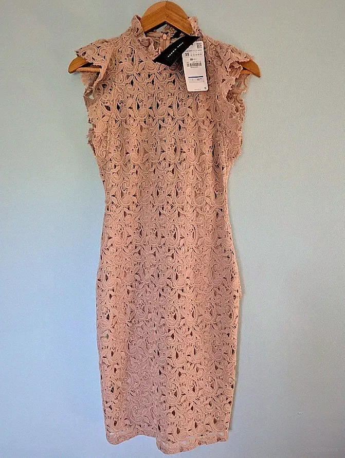 Zara Nude Spitze Midikleid Rüschen Ausschnitt Rüschenärmel Hochzeitsgast Größe XS Neu mit Etikett