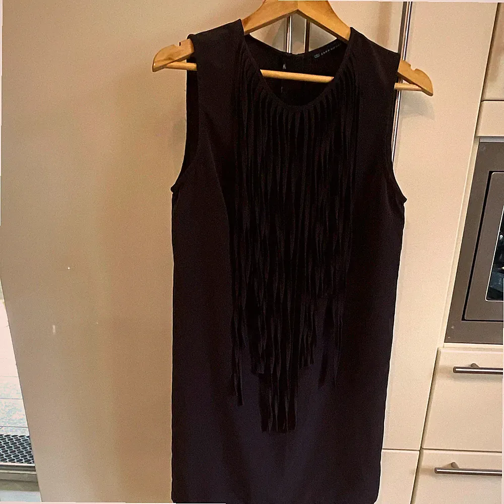 ZARA WOMAN Damen Etuikleid kurz schwarz ärmellos Fransen Rundhals RV S/M